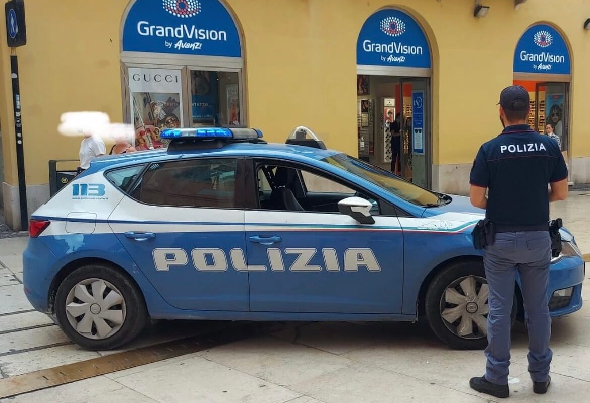 Tentato furto al Grandvision in via Mazzini, arrestata la 21enne