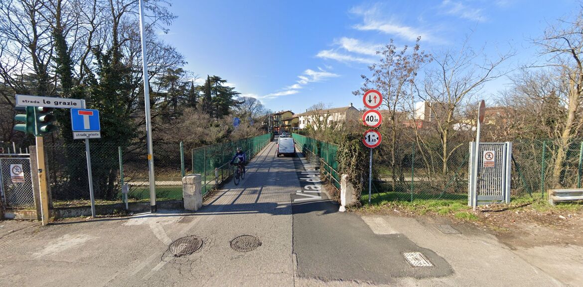 Autocarro polacco si incastra sul ponte delle Menegone vicino a Borgo Roma