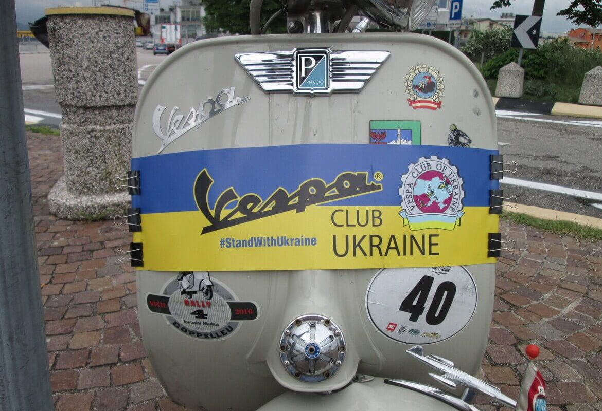 Una Vespa d’epoca pro Ucraina, con bollo del 1957, in sosta fuori dal casello di Verona Sud