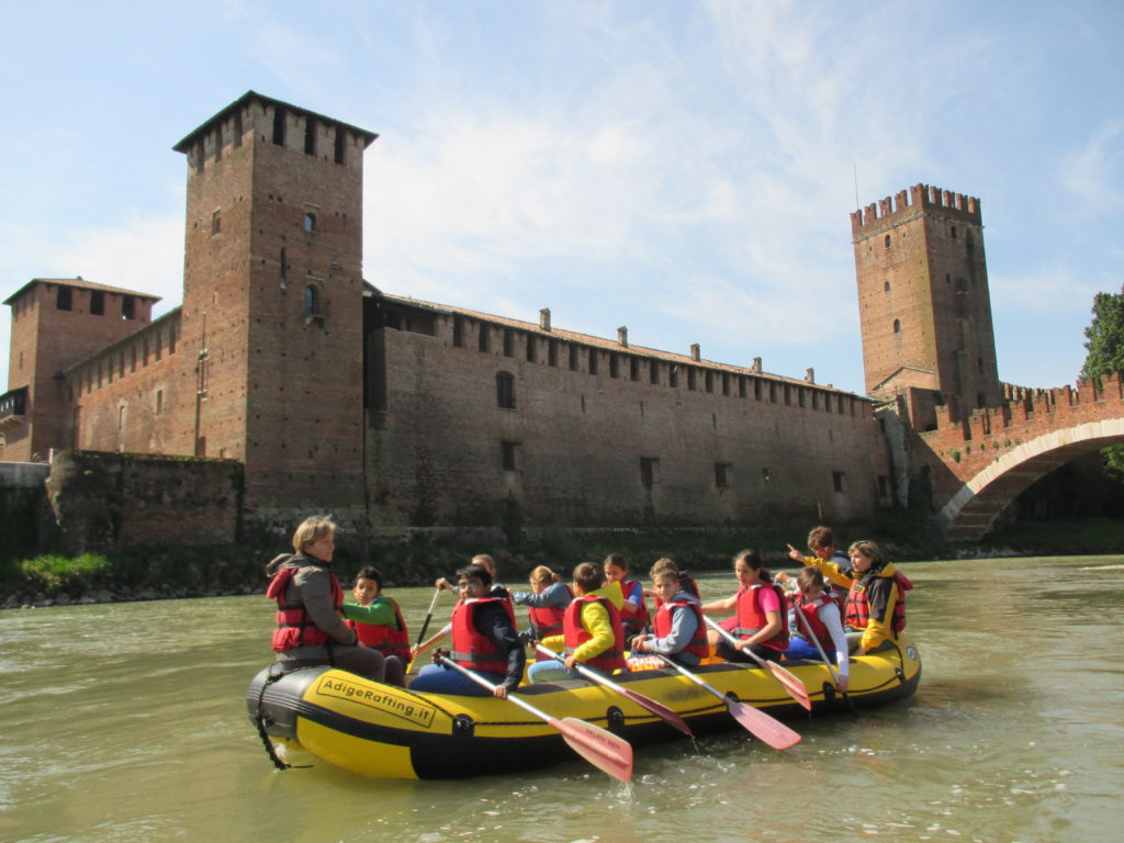 Istruzione: consiglio delle bambine e dei bambini in esterna sui gommoni da rafting