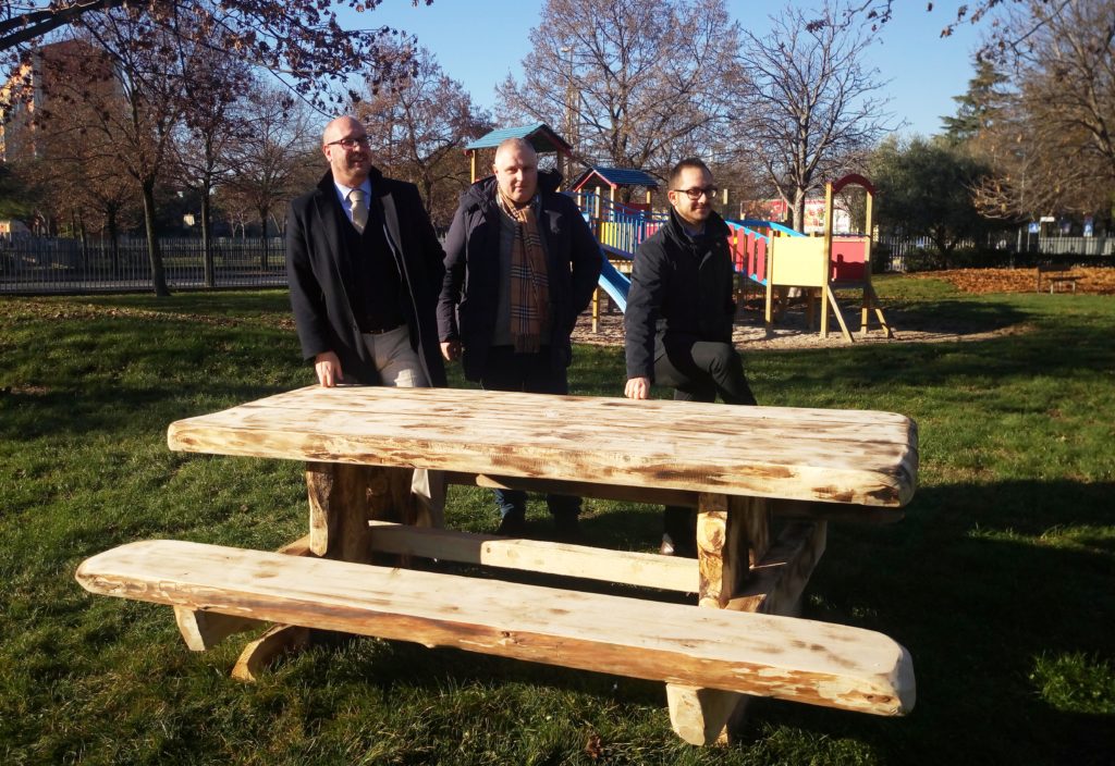 Arredo urbano: nuova area pic-nic nel parco giochi di Via Carisio