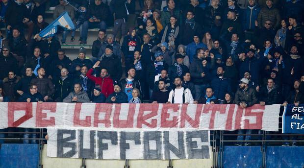 “De Laurentis buffone”: lo striscione costa caro a due tifosi partenopei