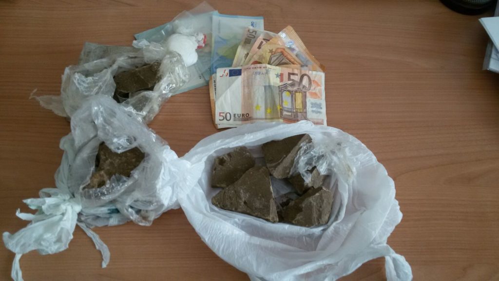 Corrieri della droga arrestati dalla polizia: trasportavano oltre 600 grammi di eroina purissima