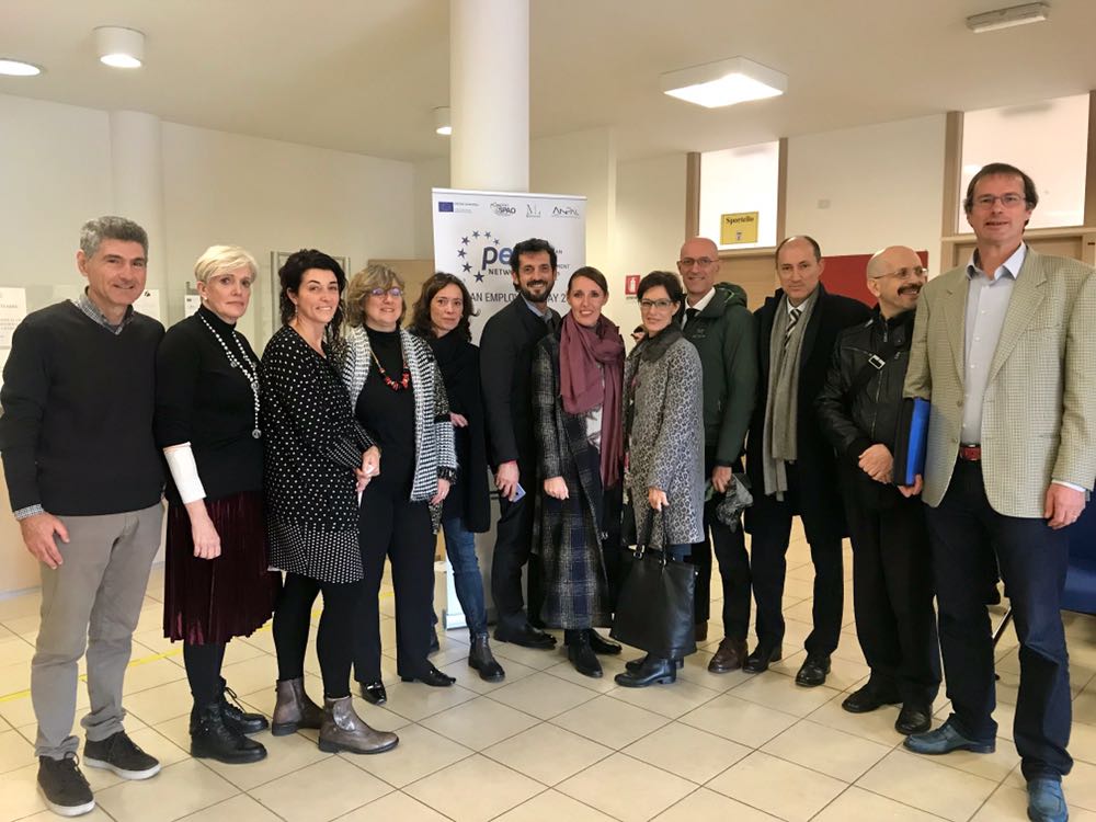 LAVORO: 1500 COLLOQUI, 400 AZIENDE COINVOLTE, 700 POSTI DISPONIBILI, IL BILANCIO DELLA ‘GIORNATA DELL’IMPIEGO’ IN VENETO – ASSESSORE DONAZZAN, “NUMERI LUSINGHIERI E PROVA DI EFFICIENZA DEI SERVIZI PUBBLICI PER L’IMPIEGO”