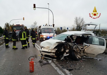Schianto auto-camion, morta donna