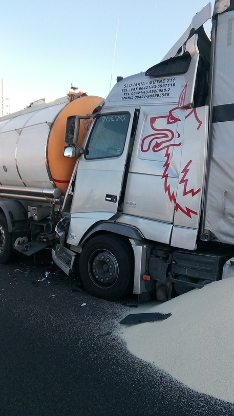 Scontro fra Tir in A4, chiusa autostrada