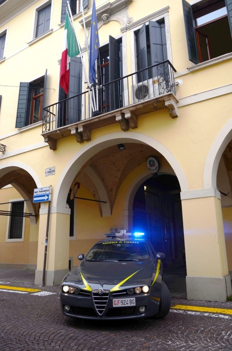Coppia arrestata per estorsione a legale