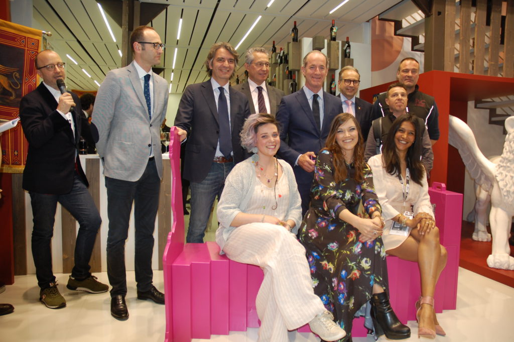 VINITALY. ALLO STAND DEL VENETO SPAZIO AI TEMI SOCIALI. PRESENTATO CON ZAIA PROGETTO “PANCHINA ROSA” PER COMBATTERE LA VIOLENZA DI GENERE. LA PRIMA SARA’ POSATA A BARDOLINO