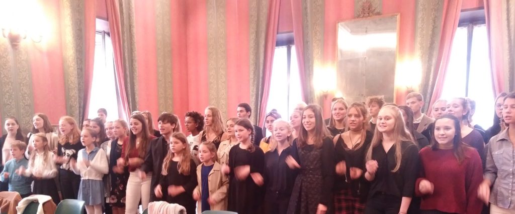 I ragazzi del coro di Salisburgo improvvisano concerto in sala ragazzi