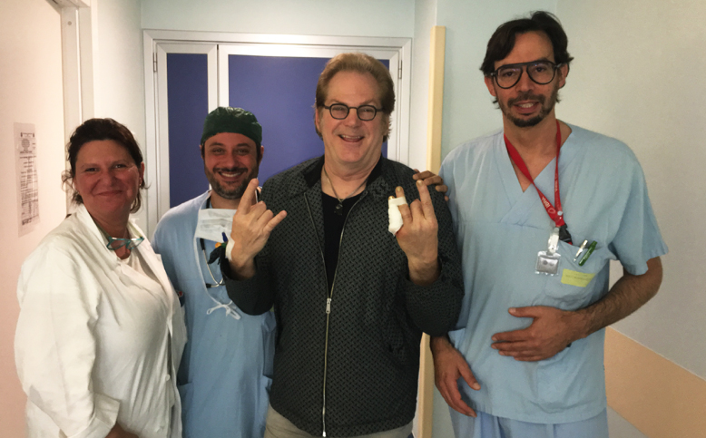Il chitarrista di Elton John operato presso l’UOC di Chirurgia della Mano dell’Azienda Ospedaliera Universitaria Integrata – Verona