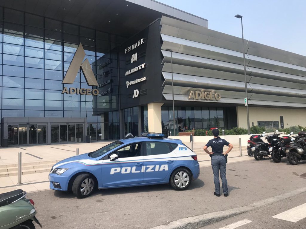 Distrae la commessa e ruba delle macchinette Bialetti all’Adigeo: 20enne arrestata ma con pena sospesa