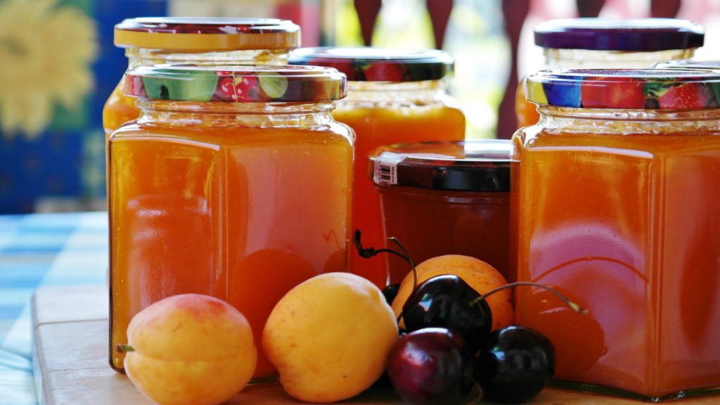 Conserve e confetture, ritorna il gusto della tradizione di trasformare i cibi in casa. Appuntamento sabato 31-8 ore 9.30 Mercato km 0 Borgo Roma