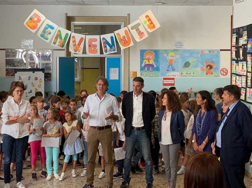 Primo giorno di scuola. Il sindaco saluta i remigini