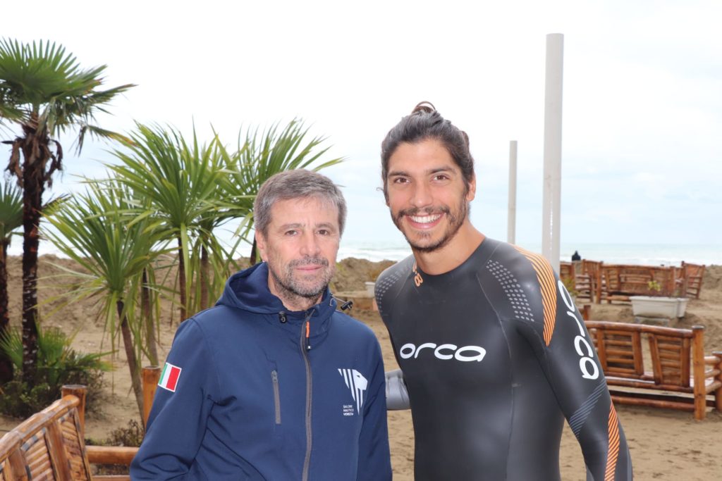 A nuoto nel mare del Lido di Venezia per sensibilizzare al rispetto dell’ambiente di fronte ai cambiamenti climatici. Il progetto di Alessandro Fabian, “Elements Fury”, è giunto stamattina alla sua tappa lagunare