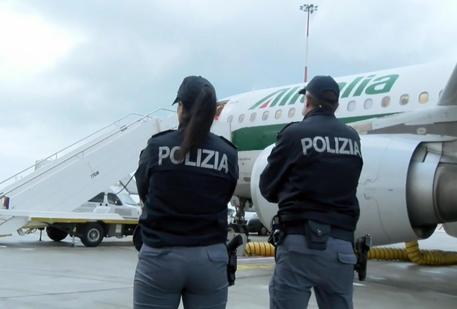 Botte ai bambini, espulso imam violento