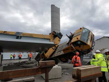 Lavori sul Ponte Morandi: si inclina una gru, 3 operai contusi