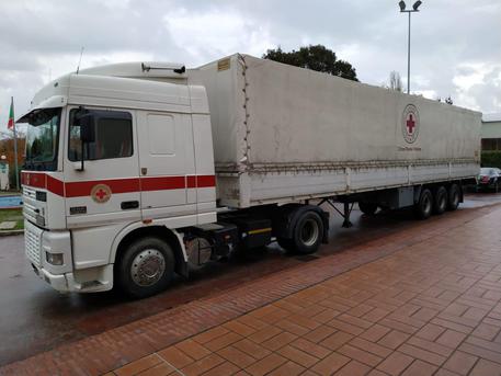 Venezia: carico di aiuti dalla Croce Rossa a Pellestrina