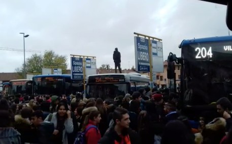 Nel trevigiano un ragazzo sale sui tetti dei bus, denunciato