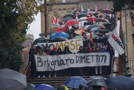Venezia: in 500 sotto la pioggia contro il Mose