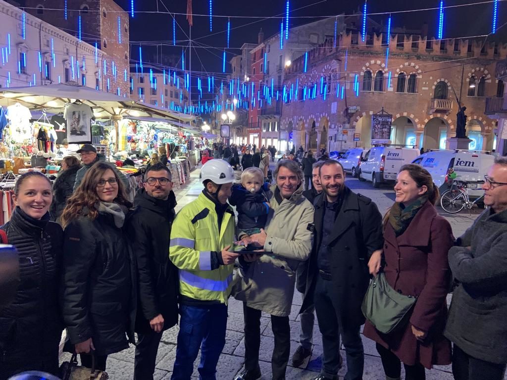 Il Natale si accende a Verona. Oltre 2 mila luci in centro e nei quartieri