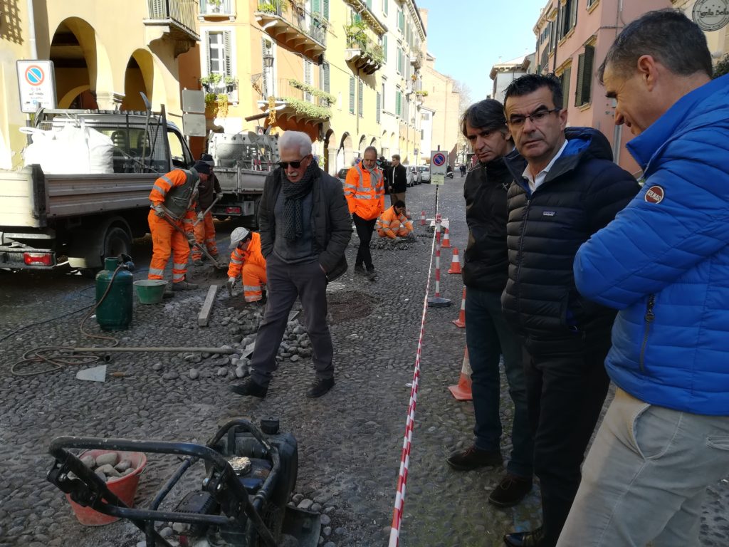 In Via Sottoriva si sistemano i ciottoli