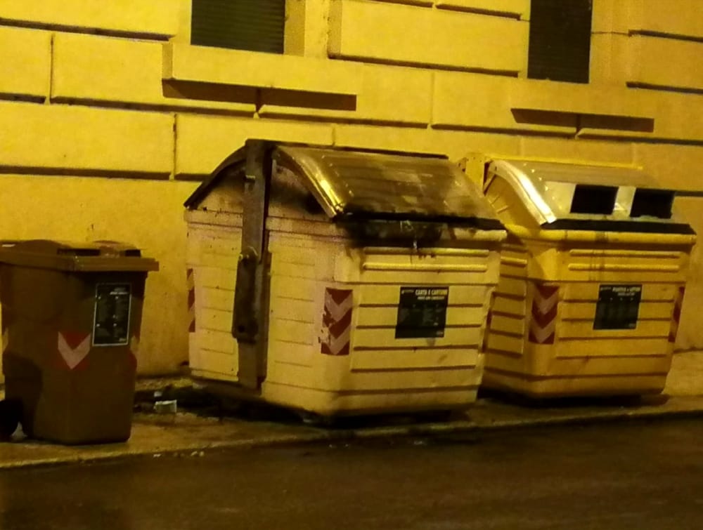 Verona. La Polizia di stato esclude qualsiasi collegamento di matrice politica all’incendio dei due cassonetti avvenuto lo scorso 24 Novembre in zona Veronetta. Questo l’esito delle indagini condotte dalla Digos della Questura di Verona