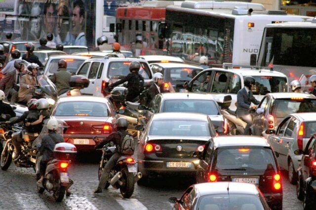 Campidoglio, lotta all’inquinamento: il 3 gennaio 2020 stop alla circolazione per ciclomotori e motoveicoli ‘PRE-Euro 1’ ed ‘Euro 1’ e ad autoveicoli a benzina ‘EURO 2’