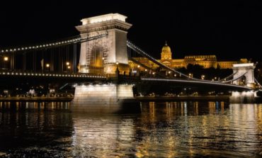 La prima Tappa del Giro d'Italia impreziosita dal passaggio sul Ponte delle Catene di Budapest