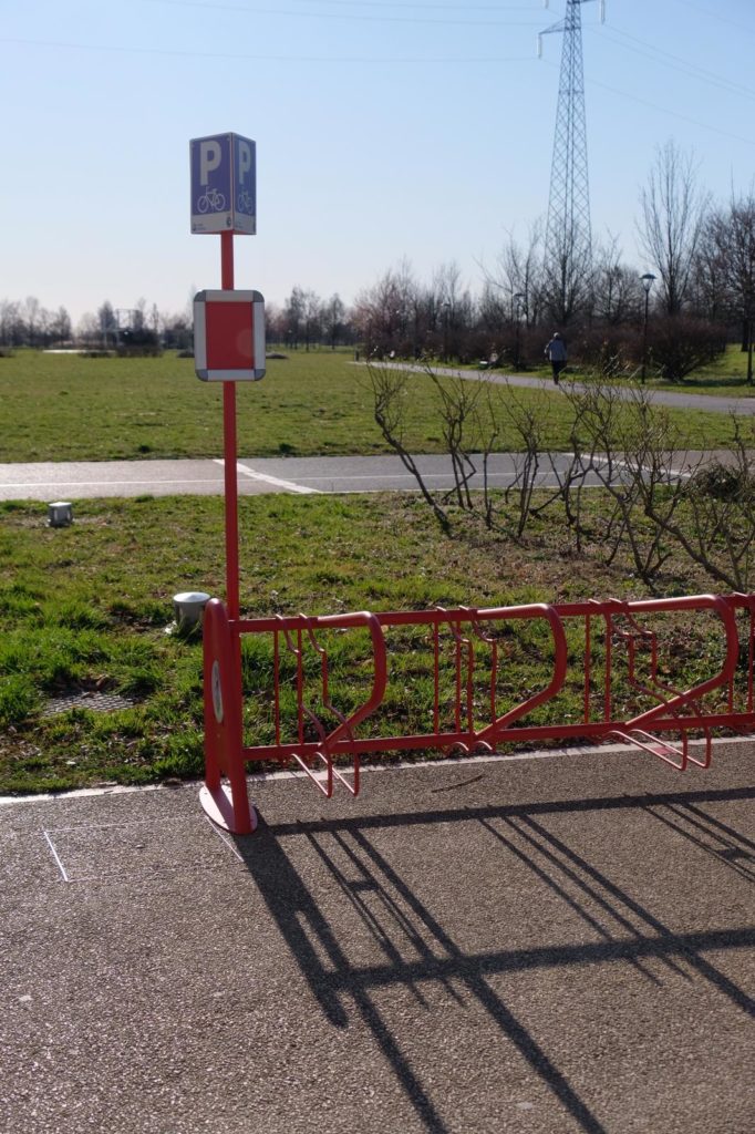 Al parco di San Giuliano installate nuove rastrelliere per biciclette. Entro aprile in terraferma saranno oltre 2000 i ciclostalli per un investimento di 300mila euro
