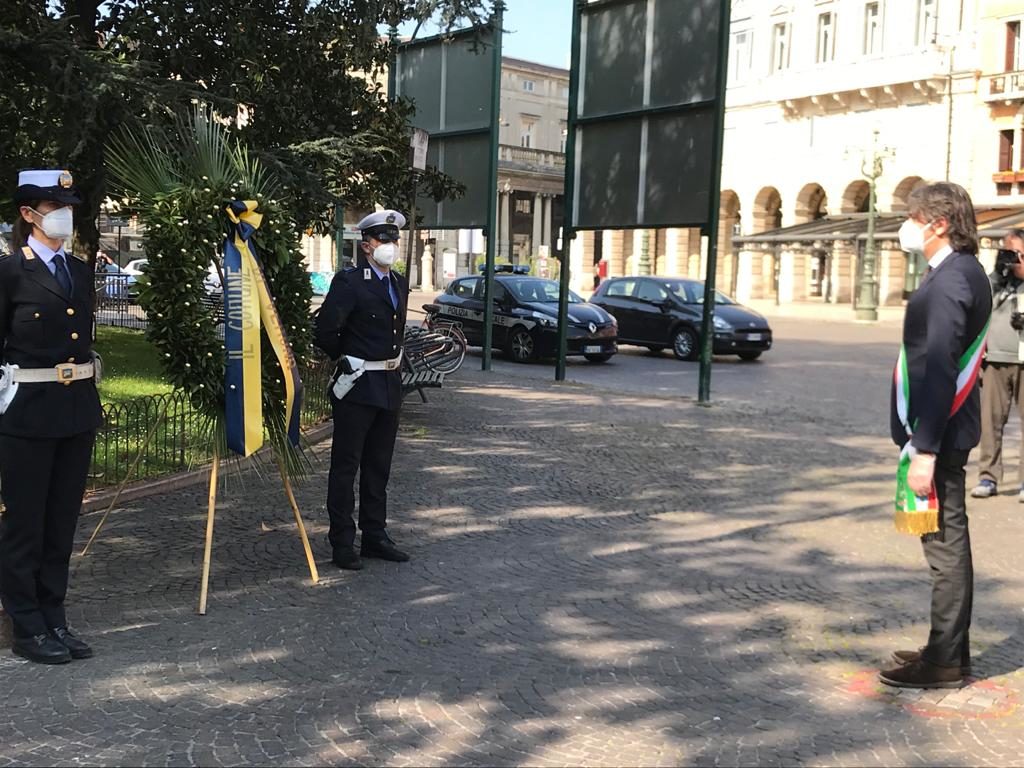 Festa del 25 Aprile. In Piazza Bra, deposizione corone davanti al monumento ai caduti e al partigiano. Sboarina: “Voglio commemorare anche le vittime del Coronavirus”