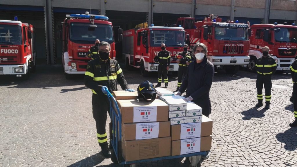 Coronavirus. Il Sindaco consegna 200 tute e mille mascherine ai Vigili del Fuoco