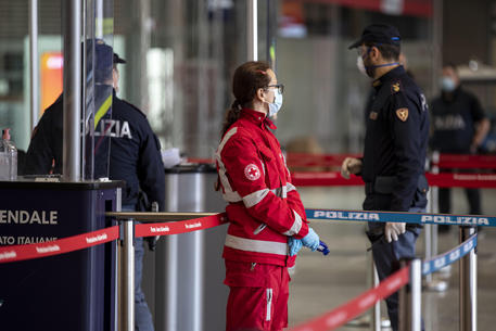 Verso la Fase 2, ok visite a parenti no ad amici. No alle seconde case