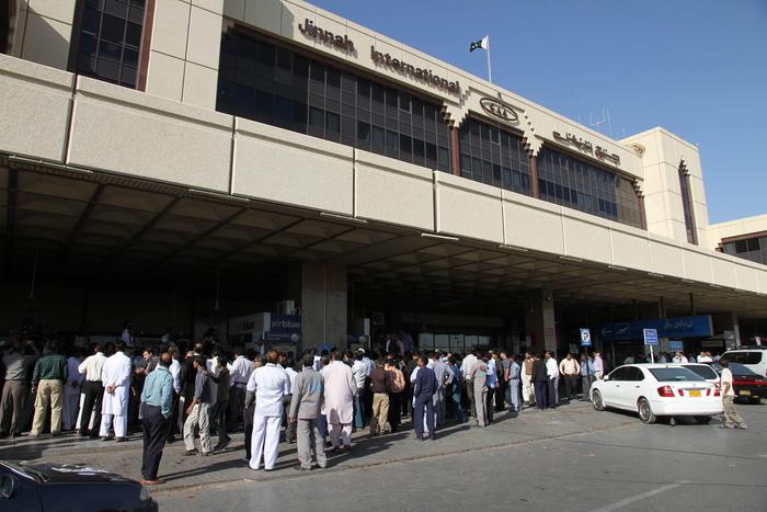 Pakistan: aereo passeggeri precipita a Karachi. 107 persone a bordo