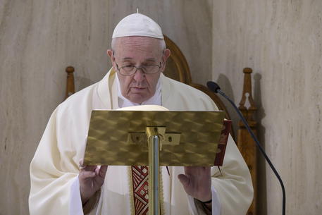Papa chiede che a nessuno manchi lavoro e giusta retribuzione