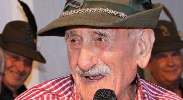 Morto Gianni Pettinà, l’alpino più vecchio d’Italia. Zaia, “107 annoi sono una vita incredibile, Veneto e Penne nere perdono un simbolo”