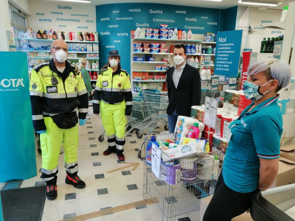 Spesa sospesa in un negozio di prodotti per l’igiene