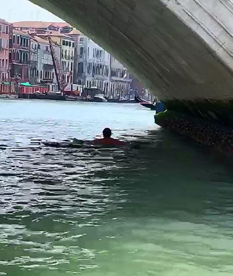 Venezia, due turisti stranieri fanno bagno in Canal Grande