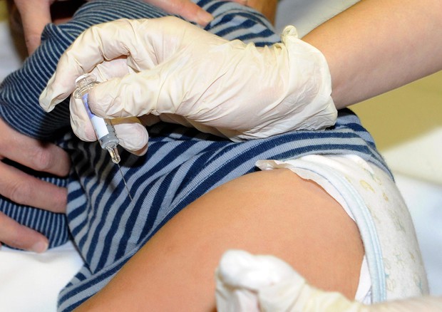 Influenza: vaccino raccomandato e gratis a bimbi e ultra 60enni