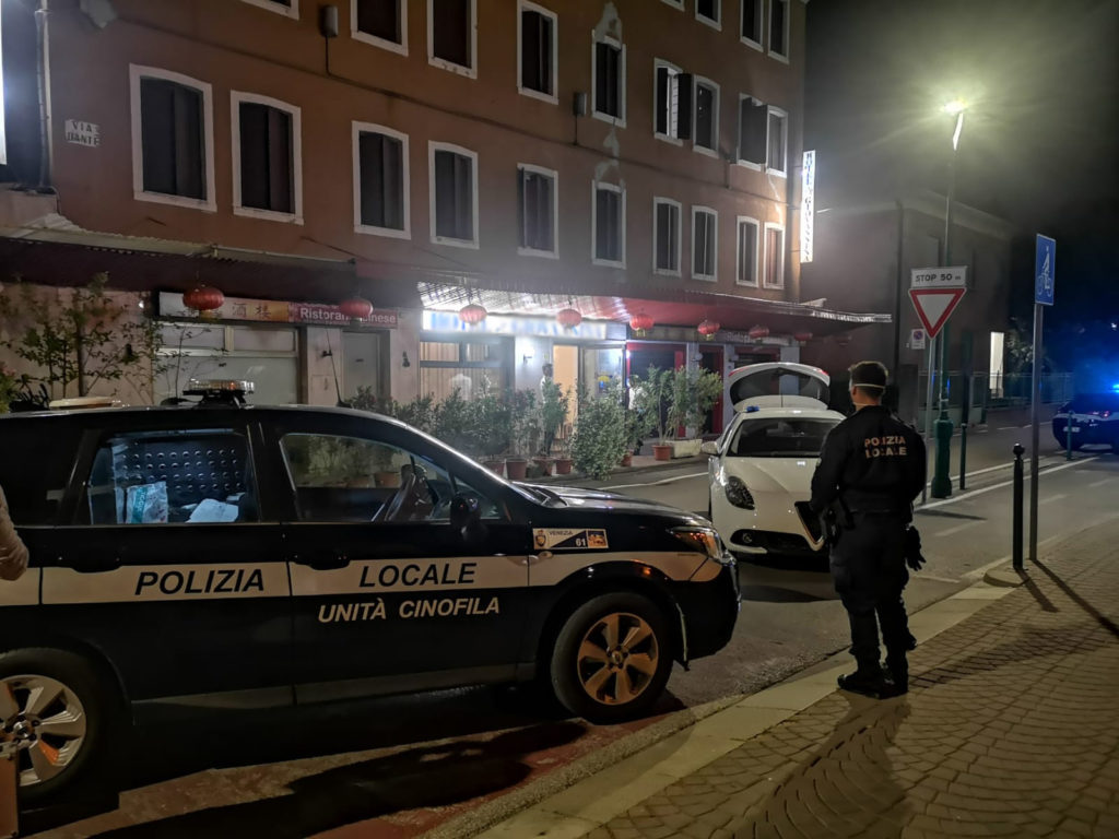 Ripetuti controlli antidroga della Polizia locale in prossimità dei sottopassi del rione Piave: un pusher arrestato e uno denunciato. Sequestrate dosi di cocaina e marijuana