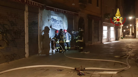 Principio d’incendio in ristorante a Venezia, fumo e danni