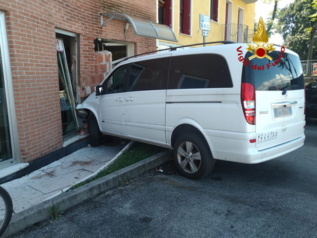 Furgone fuori controllo demolisce ingresso centro estetica