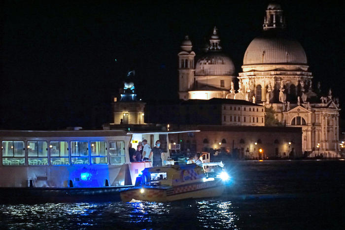 Scontro barchino-vaporetto a Venezia, 4 feriti