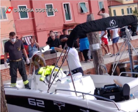 Batte la testa e perde il controllo della barca, morto