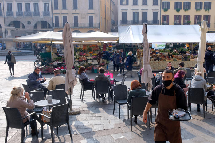 Covid, forte crescita dei contagi 15.199. Record di tamponi, incidenza 8,5%