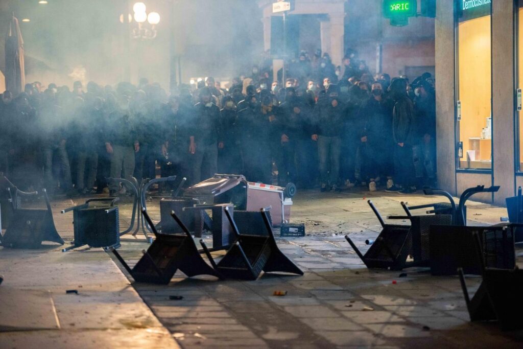 Scontri in piazza Erbe dopo la manifestazione. Sboarina: “atti inammissibili che condanno. Epilogo strumentale”