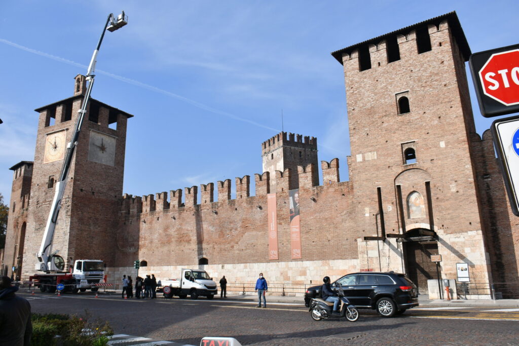 Messa in sicurezza delle torri di Castelvecchio danneggiate dal nubifragio. Sindaco: ‘”Intervento risolutivo, non si poteva rimandare”