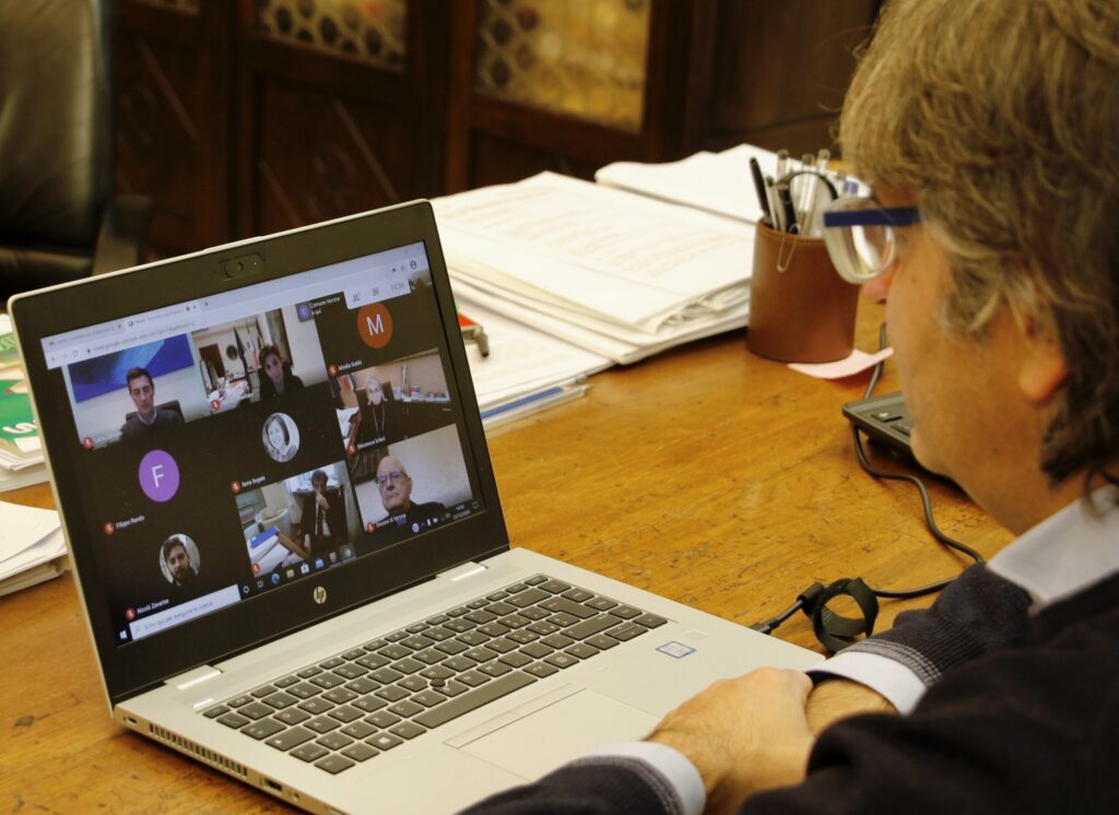 Sindaco e giunta in videoconferenza per i tradizionali auguri con il vescovo. Sboarina: “uniamo le forze, pronti ad aiutare i veronesi in difficoltà a causa del Covid. Nessuno deve restare indietro”