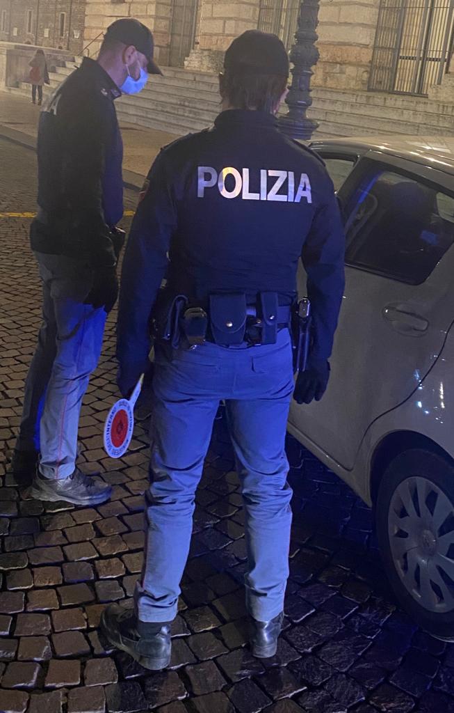 Verona. Ordina la cena a domicilio poi picchia il fattorino, gli ruba l’auto e scappa: arrestato dalla Polizia di Stato 28enne