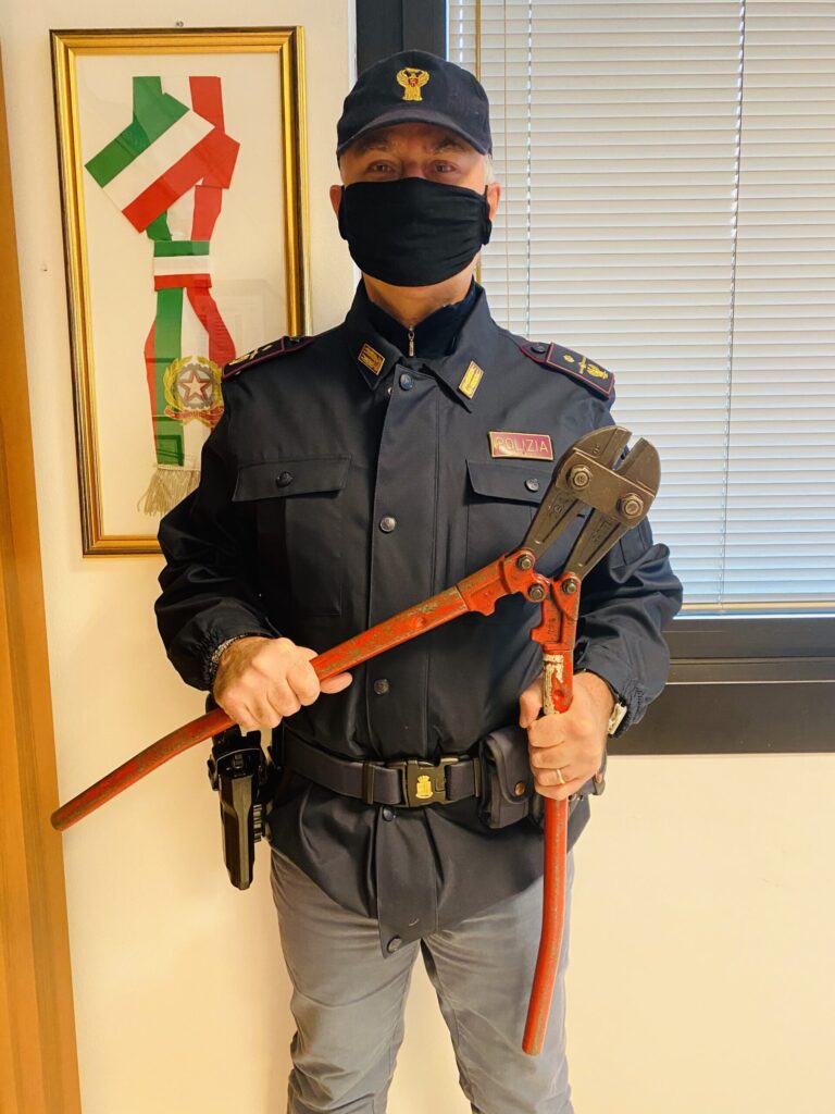 Verona. Pluripregiudicato si aggira con strumenti atti allo scasso, ma viene fermato dalla Polizia. Gli agenti delle Volanti lo denunciato e sequestrano un coltello ed una trancia di quasi un metro che l’uomo trasportava in un borsone.