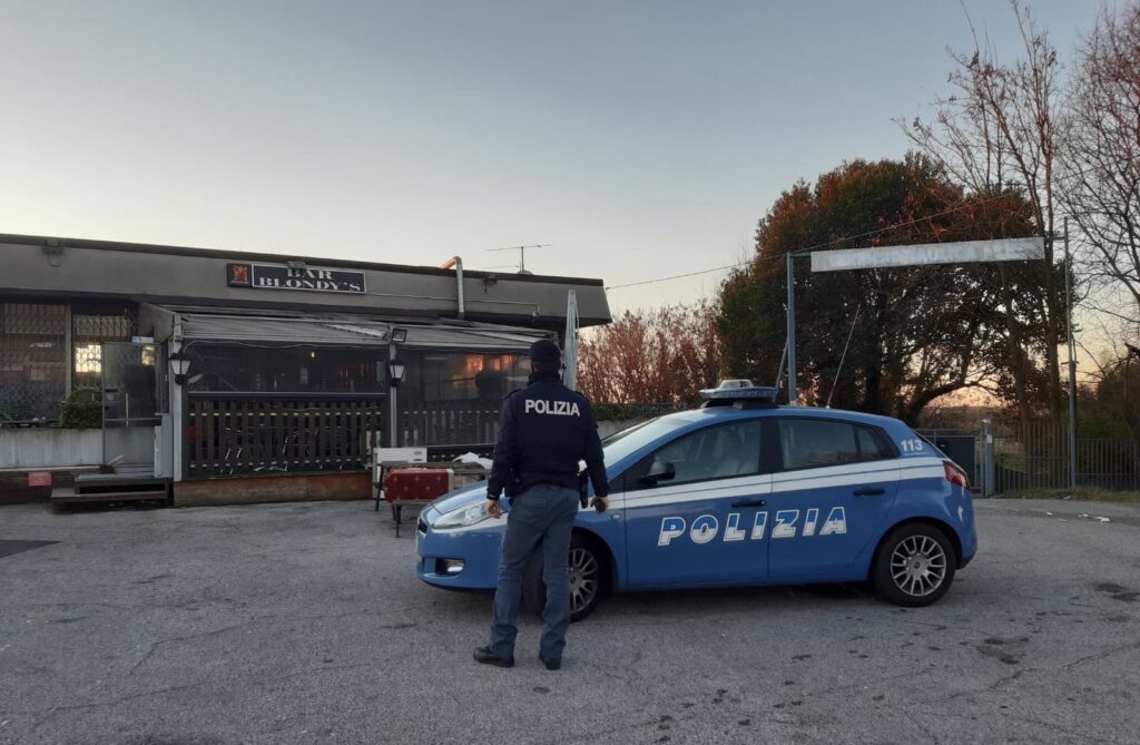 Verona. Consumano bevande assembrati all’interno del bar : la Polizia di Stato chiude il “Blondy’s” e sanziona gli avventori